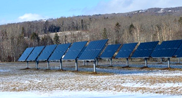 Un champs vide rempli de grands panneaux solaires.