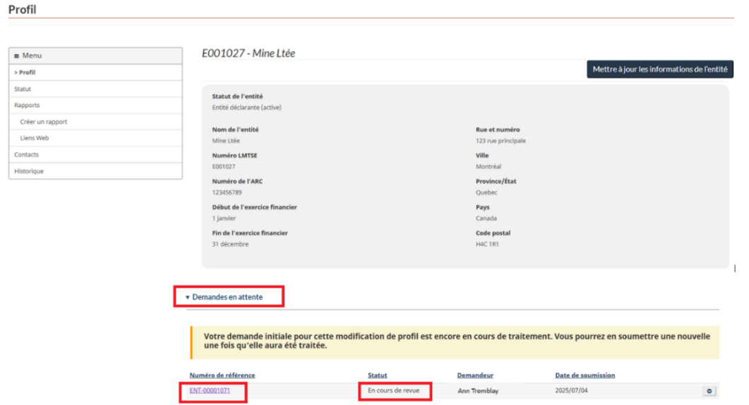 Page de profil de l’entité affichant les demandes en attente sous les détails de l’entité, avec option de voir les détails de la demande en sélectionnant l’hyperlien du numéro de référence.