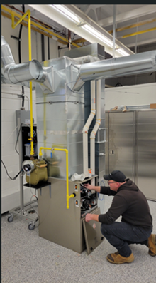 deux images côte à côte de l'équipement utilisé dans l'installation d'essai à l'hydrogène