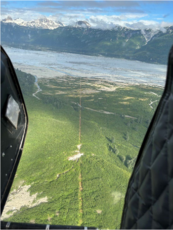 Vue aérienne de l’éclaircie de la frontière internationale le long de la vallée de la rivière Alsek entre la Colombie-Britannique et l’Alaska.