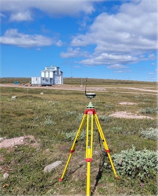 Équipement d'arpentage surplombant un bâtiment à Baker Lake, Nunavut.