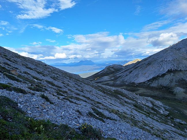 Campement sur le mont Base, au Yn., 2024