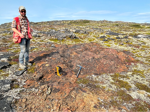 Jessey Rice, scientifique du programme GEM-GéoNord, à l’un des sites de minéralisation nouvellement découverts dans les îles Black