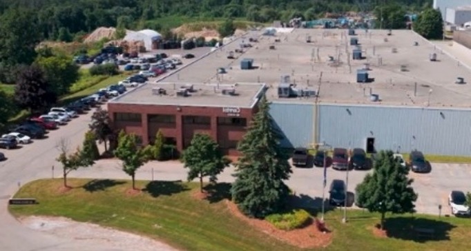 Vue aérienne d’une installation industrielle manufacturière canadienne et du site environnant.