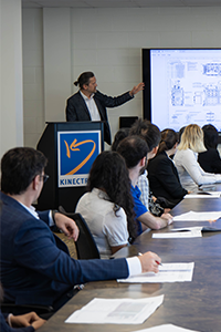 Présentation de plans à une table de personnes dans le cadre du projet Kinetrics H3AT Tritium Loop.