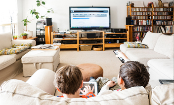  Deux frères regardant la télévision