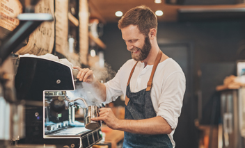 personne faisant du café