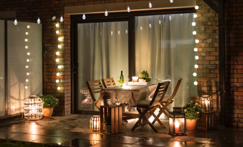 Une terrasse illuminée par des lumières extérieures à DEL