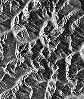 une image radar d'un terrain montagneux abrupt avec un repliement important