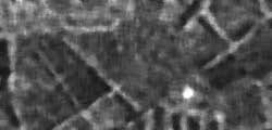 Image radar avant (en haut) et après (en bas) la réduction des taches par le filtre moyen