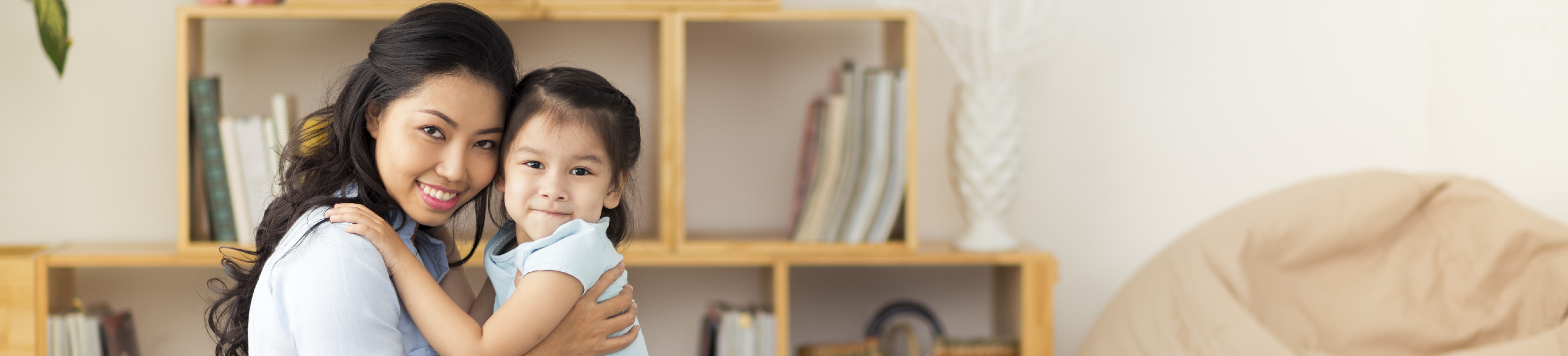 Une mère tenant sa fille